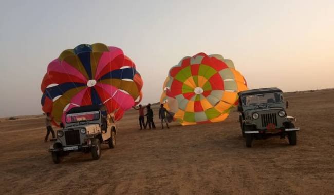 adventurous-things-to-do-in-jaisalmer-parasailing